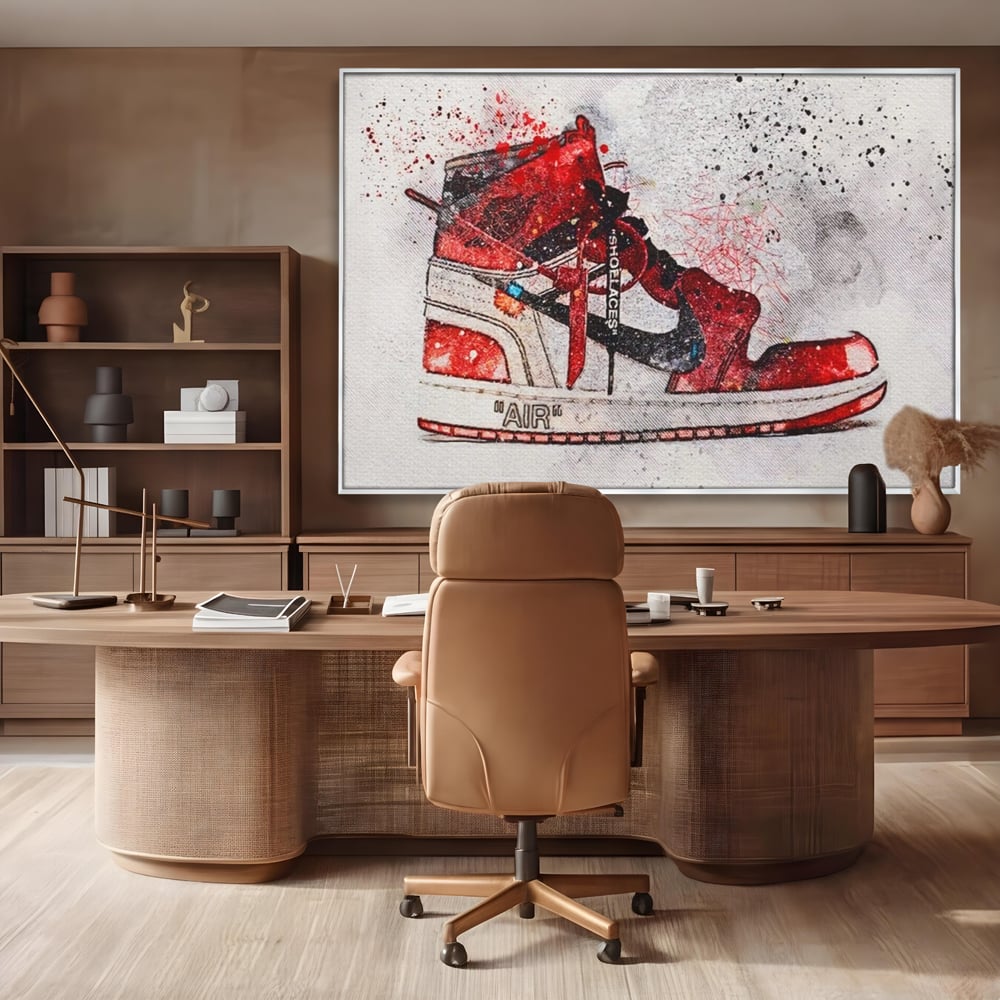 Tablou canvas cu tablou canvas cu pantof sport rosu, in rama de aluminiu argintiu, pe perete intr-un birou